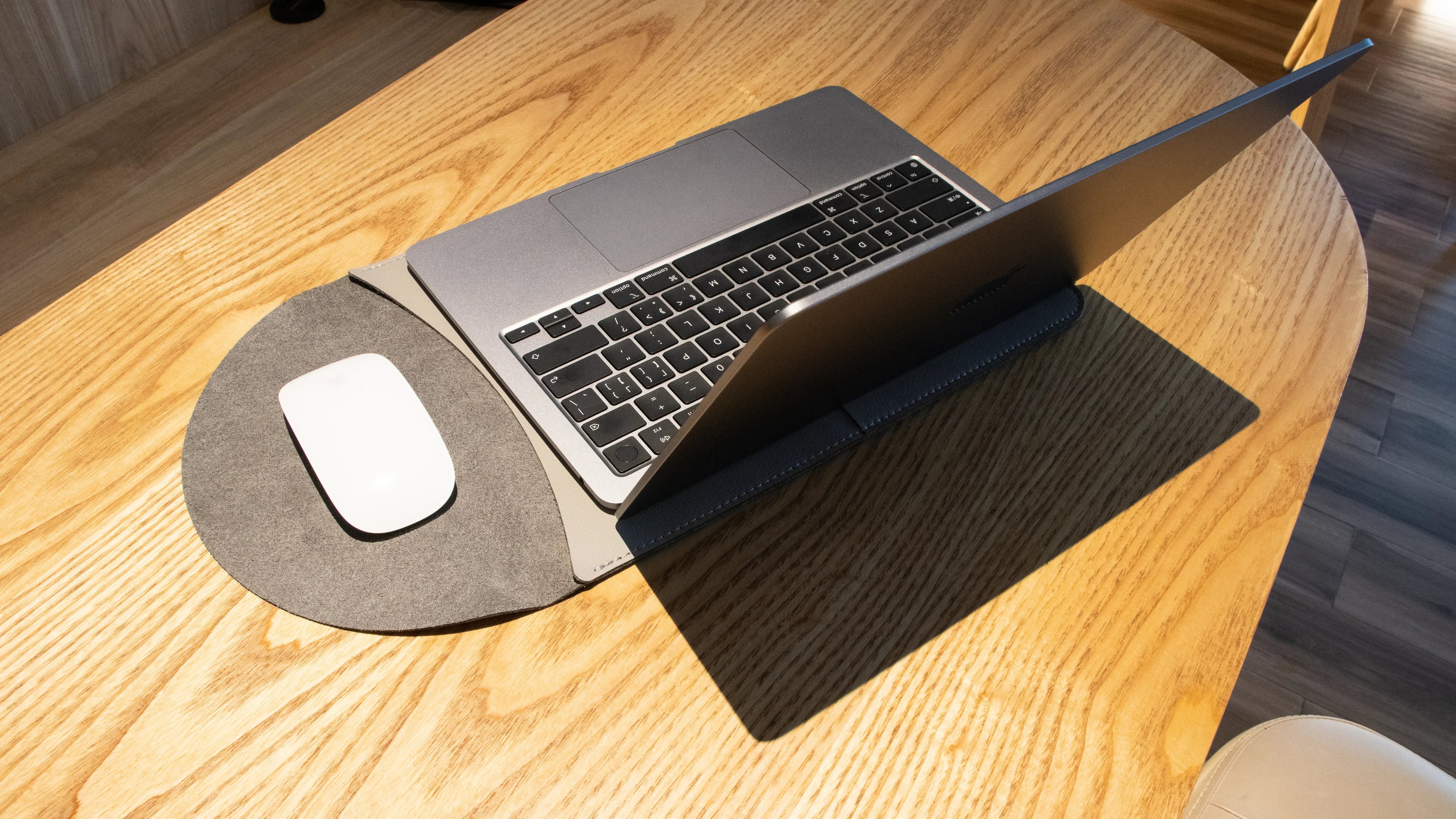 3-in-1 multifunctional slim sleeve for 13-16 inch MacBook with built-in round mouse pad, Light Gray color