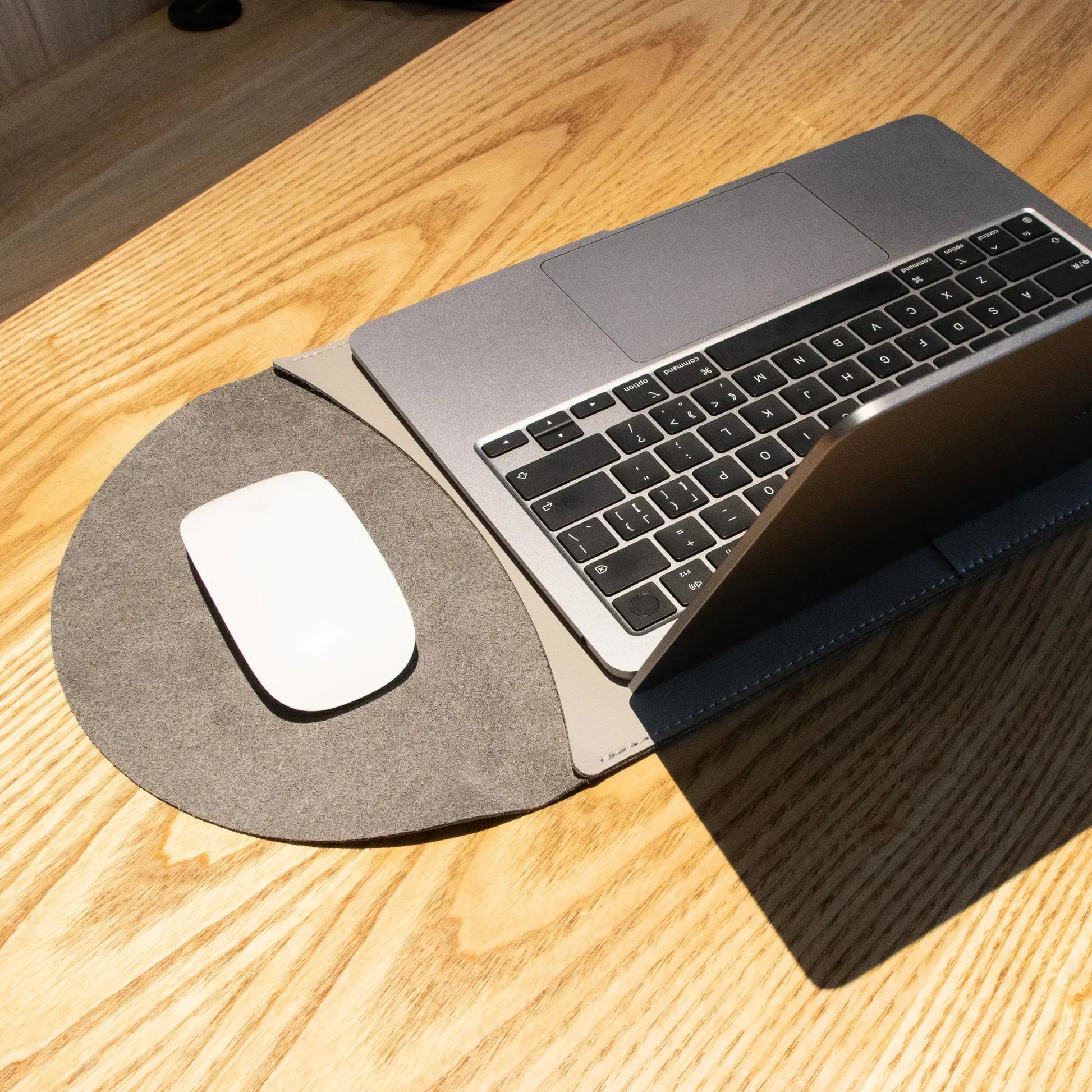  Lifestyle shot of slim 3-in-1 MacBook sleeve - light gray.