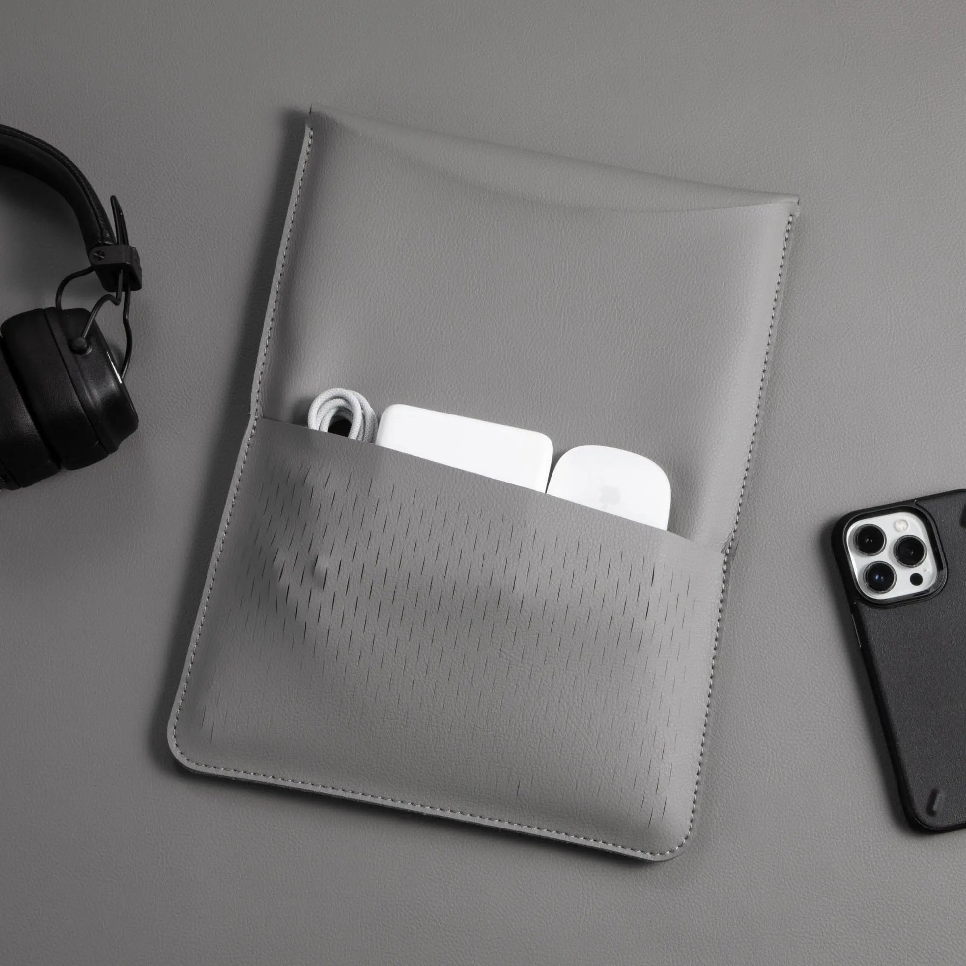  Top view of slim 3-in-1 MacBook sleeve with built-in square mouse pad -dark gray